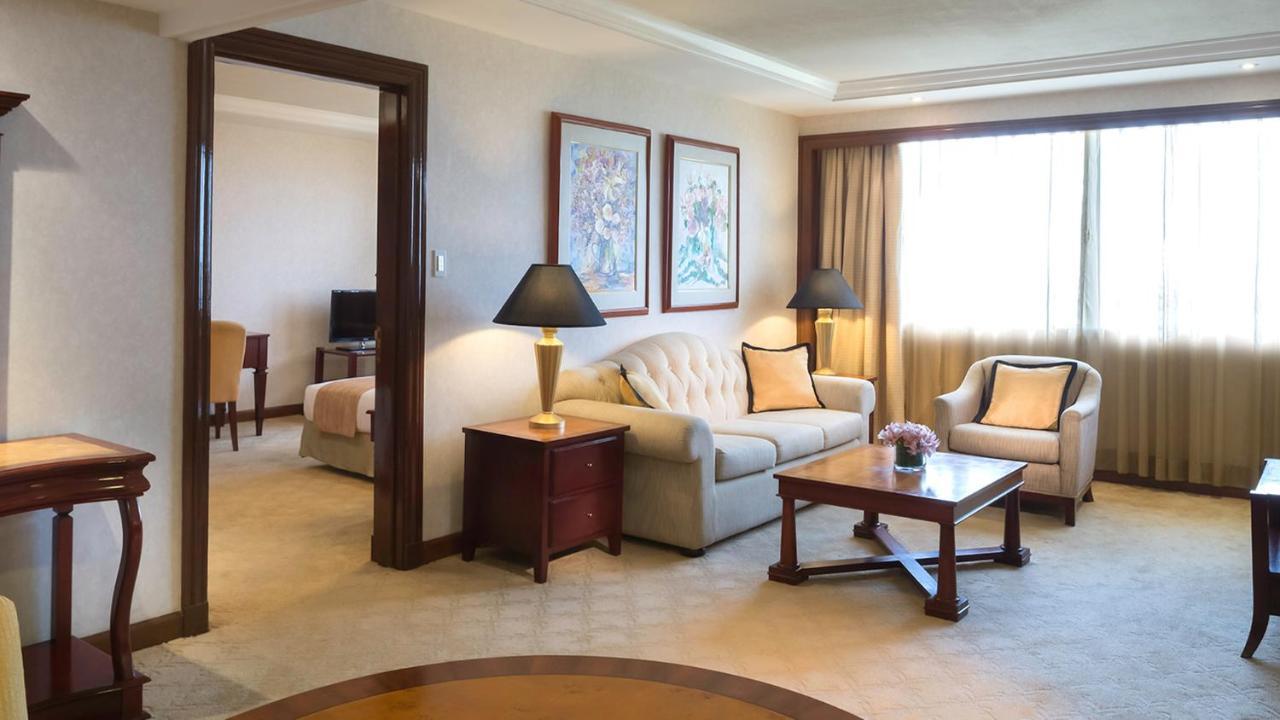Hotel Marco Polo Plaza Cebu Extérieur photo A suite at the InterContinental