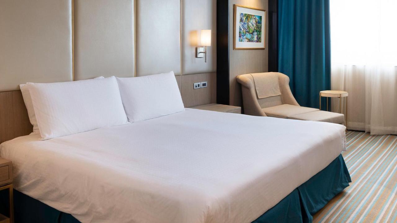Hotel Marco Polo Plaza Cebu Extérieur photo A bed with a bed skirt