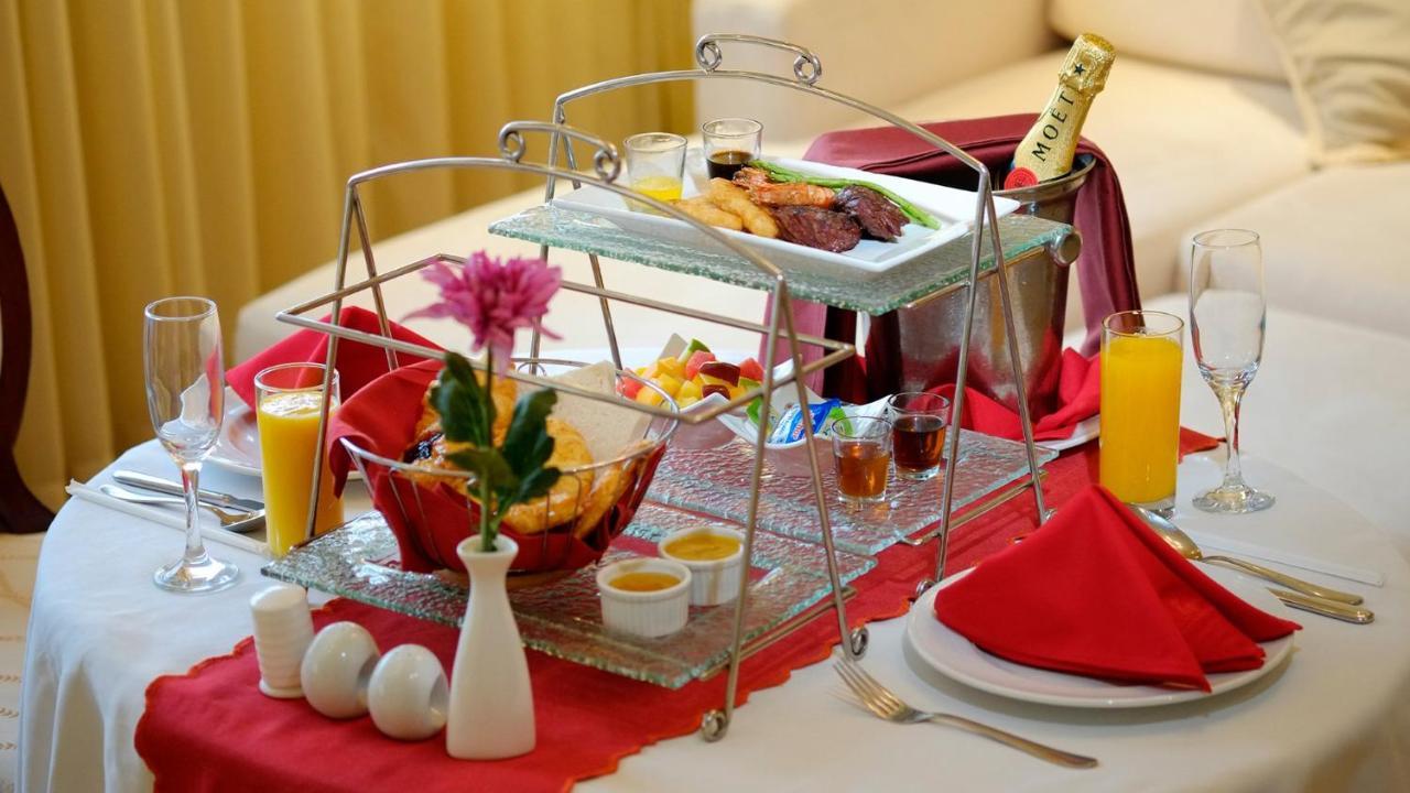 Hotel Marco Polo Plaza Cebu Extérieur photo A champagne breakfast
