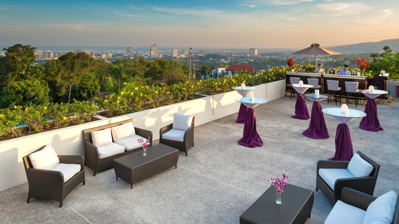 Hotel Marco Polo Plaza Cebu Extérieur photo The rooftop bar at the hotel