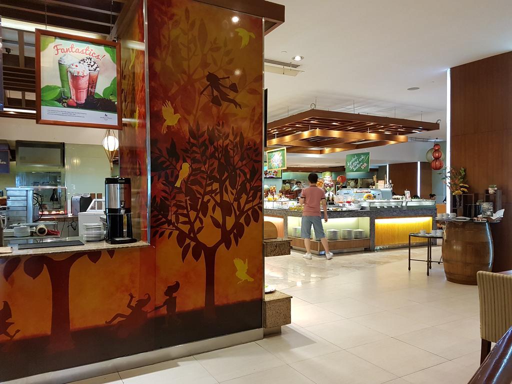 Hotel Marco Polo Plaza Cebu Extérieur photo The Coffee Bean & Tea Leaf in the lobby of the Royal Plaza Hotel, Bangkok, Thailand