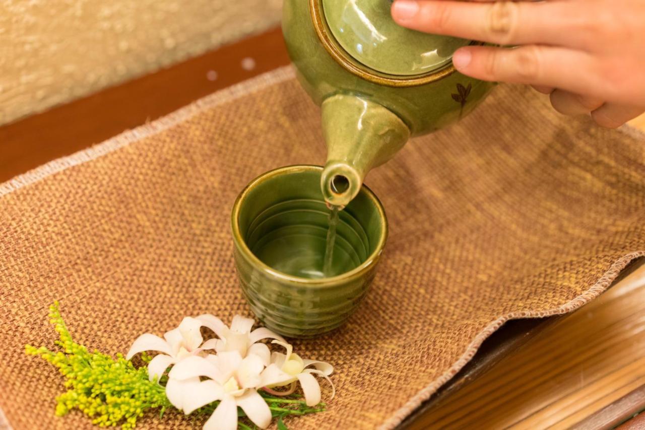 Hotel Marco Polo Plaza Cebu Extérieur photo A kyusu being used to serve Japanese tea