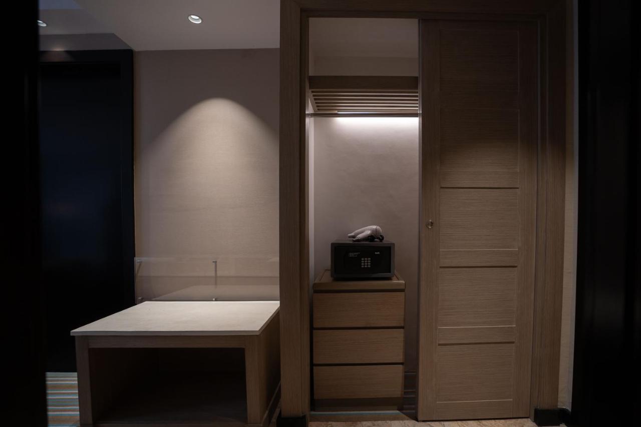 Hotel Marco Polo Plaza Cebu Extérieur photo A safe in a hotel room